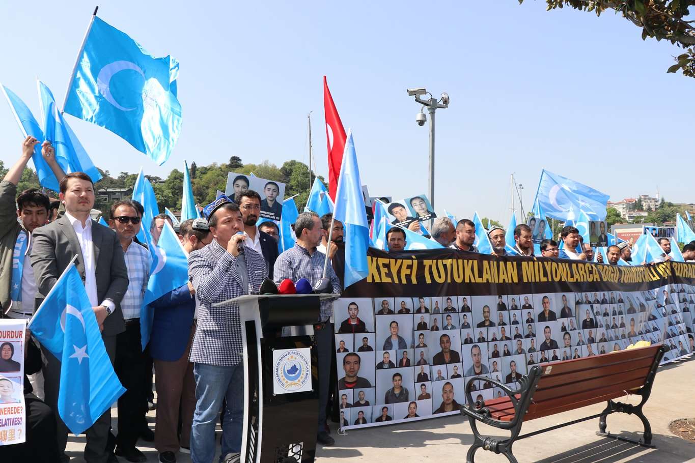 Çin'in Doğu Türkistanlılara yönelik işkenceleri İstanbul'da protesto edildi Çin'in Doğu Türkistanlılara yönelik işkenceleri İstanbul'da protesto edildi